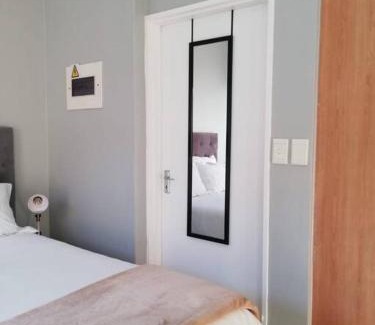 Greater Johannesburg Metropolitan Area Apartment | Cosy apartment with secure parking