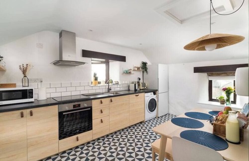 Treen House | Cosy barn, walk to 3 beaches
