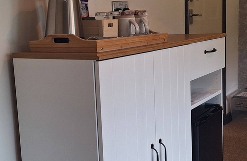 Llanrhidian Higher House | Cosy boutique style BnB suite with parking