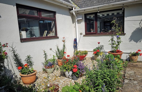 Llanrhidian Higher House | Cosy boutique style BnB suite with parking