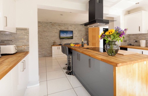Saltford House | Cosy but big House with hot tub and sauna.