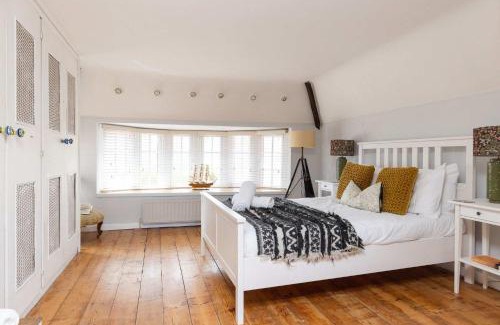 East Wittering House | Cosy Character Cottage by the Sea