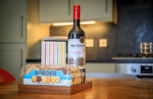 Nairn Cottage | Cosy Cottage 2 minutes from the Beach! Free Parking. Pets welcome.