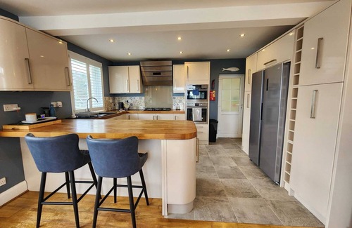 Paignton House | Cosy cottage near Goodrington beach front. Stunning balcony views