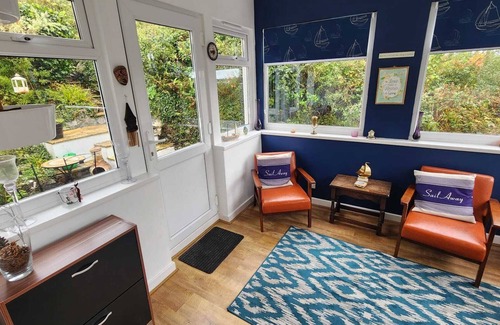 Paignton House | Cosy cottage near Goodrington beach front. Stunning balcony views