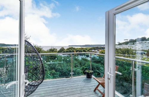 Paignton House | Cosy cottage near Goodrington beach front. Stunning balcony views