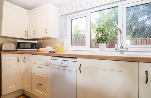 Bexhill-on-Sea Cottage | COSY COTTAGE, pet friendly, with a garden in Bexhill-On-Sea