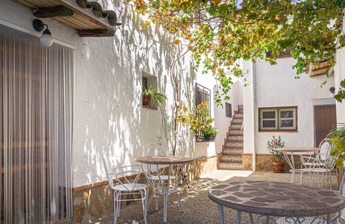 Tozar Cottage | Cosy Cottage, With Access to Large Private Pool, in Great Countryside. Explore!