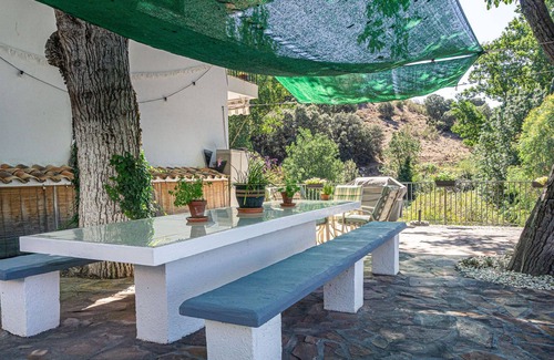 Tozar Cottage | Cosy Cottage, With Access to Large Private Pool, in Great Countryside. Explore!