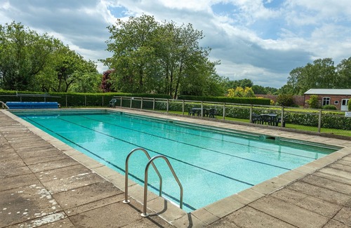 York House | *COSY COTTAGE, with shared, seasonal pool, 4 mile walk along the river to York