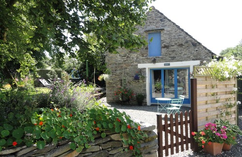 Sizun Cottage | Cosy couples' studio gîte in the heart of the Monts D'Arrée with heated pool