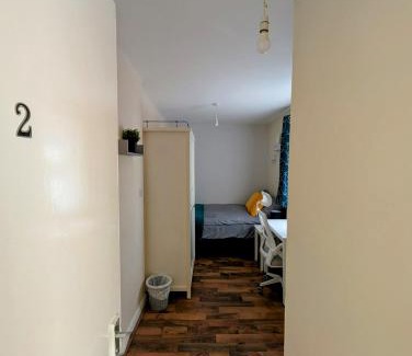 London Borough of Hounslow Apartment | Cosy Double Room with private WC near Heathrow Airport
