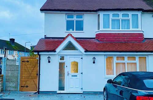 Hainault House | Cosy Ensuit in a calm environment, 1 min walk to bus stand, with free parking.