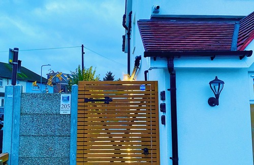 Hainault House | Cosy Ensuit in a calm environment, 1 min walk to bus stand, with free parking.