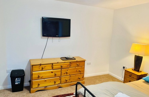 Hainault House | Cosy Ensuit in a calm environment, 1 min walk to bus stand, with free parking.
