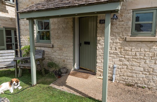Cirencester House | Cosy family cottage on Cotswold nature reserve