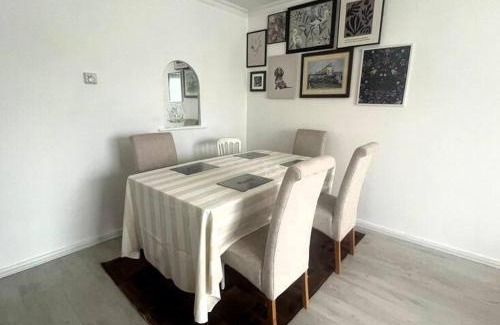 Havering Park Apartment | Cosy flat in Romford, 30 mins from London City