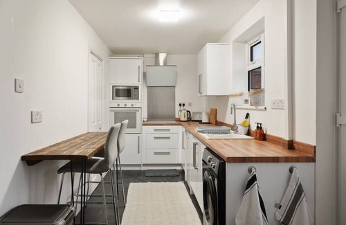 Scunthorpe House | ✨ Cosy Full Home | Serviced Apt 🏡 Free Parking 🚗 Walk to Amenities 🛍️