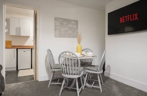 Scunthorpe House | ✨ Cosy Full Home | Serviced Apt 🏡 Free Parking 🚗 Walk to Amenities 🛍️