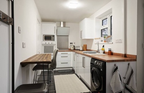 Scunthorpe House | ✨ Cosy Full Home | Serviced Apt 🏡 Free Parking 🚗 Walk to Amenities 🛍️