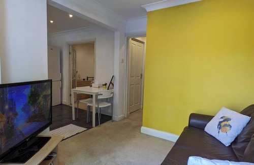 Pinner South House | Cosy Garden Flat near Pinner Station Free Parkingnn