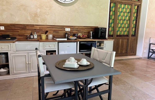 Noves Apartment | Cosy gîte with pool in the heart of Provence, between Alpilles and Lubéron.