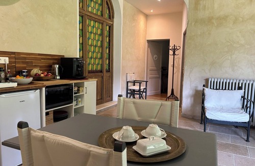 Noves Apartment | Cosy gîte with pool in the heart of Provence, between Alpilles and Lubéron.