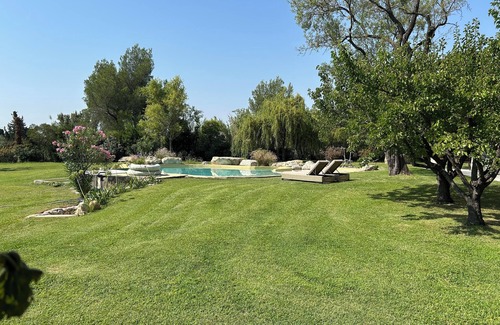 Noves Apartment | Cosy gîte with pool in the heart of Provence, between Alpilles and Lubéron.