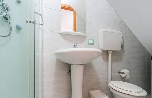 Leonforte House | Cosy Holiday Home in Leonforte with Terrace