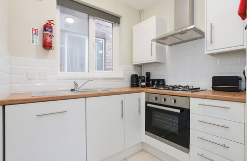 Beeston House | Cosy home available w/FREE Parking & WiFi, Beeston