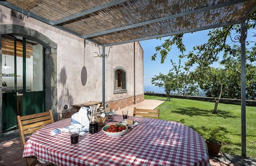 Giarre Cottage | Cosy house with rustic charm, big garden and sublime view on the Etna and sea