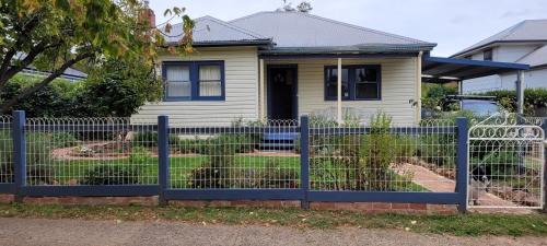 Calare House | Cosy Kenna 4 Bed 2 Bath Family Home close to CBD