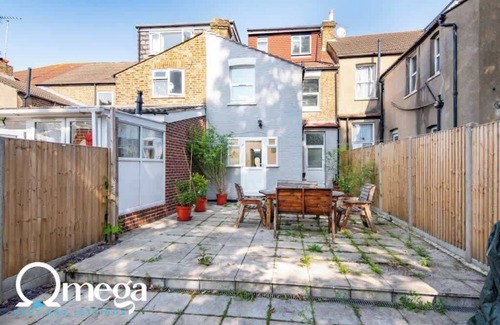 Hanwell House | Cosy King Room in Hanwell, 10 Minutes to Station