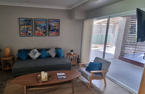 San Remo House | Cosy Lake-view Retreat w Spa, Nearby Beaches & Shopping