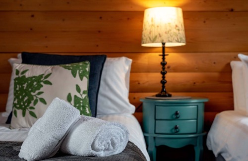 Ladybank Cabin | Cosy log cabin apt with hottub in small courtyard. Ideal for quiet short breaks.