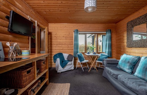 Ladybank Cabin | Cosy log cabin apt with hottub in small courtyard. Ideal for quiet short breaks.