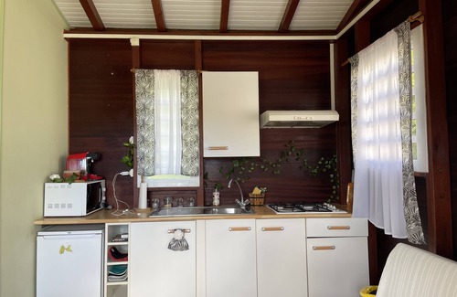 Petit-Canal House | COSY MAHOGANY BUNGALOW CLOSE TO SHOPS AND 10 MINUTES FROM BEACHES.