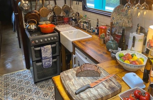 Leeds Boat Rental | Cosy Narrowboat Benedict, Clarence Dock Leeds