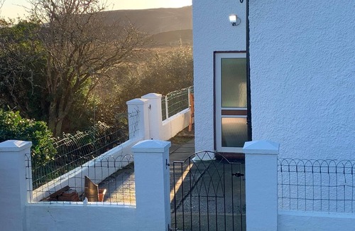 Waternish House | Cosy Sea view Skye Cottage for 6