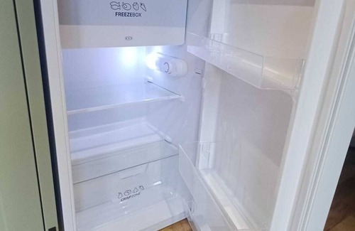 Alton Cabin | Cosy Shepherd's Hut with use of Hot Tub and Heated Pool - Double with ensuite