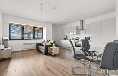 Swindon Apartment | Cosy&Spacious 2BR Apt in Swindon, Free Parking