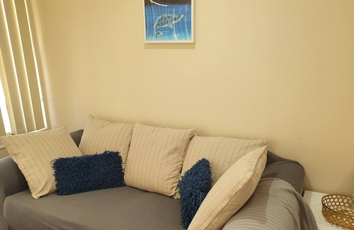 Woodville South Apartment | Cosy Studio Apartment close to QEH + Adelaide CBD + Airport + Beaches