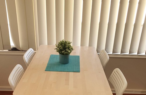 Woodville South Apartment | Cosy Studio Apartment close to QEH + Adelaide CBD + Airport + Beaches