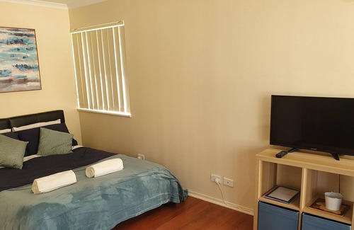 Woodville South Apartment | Cosy Studio Apartment close to QEH + Adelaide CBD + Airport + Beaches
