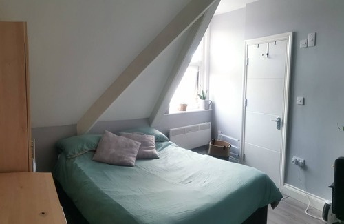 St. Leonard's Apartment | Cosy studio in Streatham for single or couple, close to many amenities!