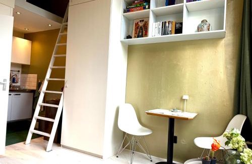 Eastern Docklands Apartment | Cosy Studio, with outdoor swimming