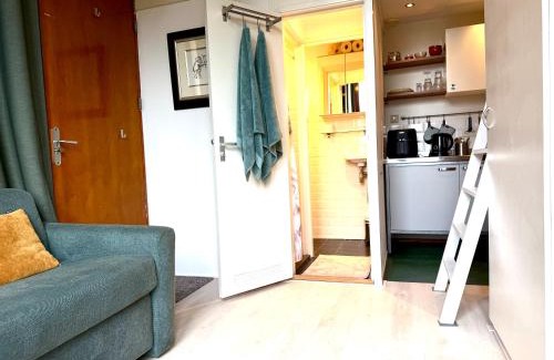 Eastern Docklands Apartment | Cosy Studio, with outdoor swimming