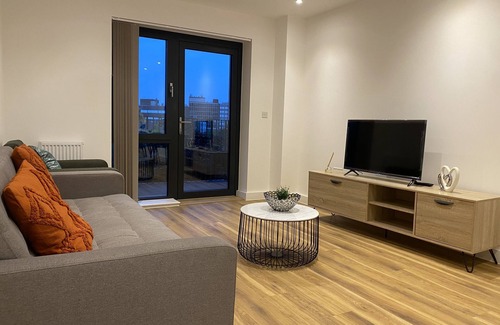 Loxford Apartment | Cosy Stunning two Bed Apartment With Balcony