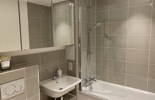 Loxford Apartment | Cosy Stunning two Bed Apartment With Balcony