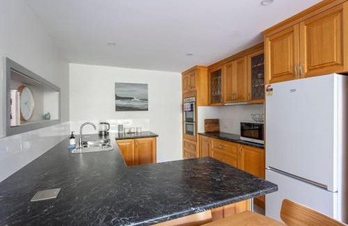 Montello Apartment | Cosy Unit With a Sea View